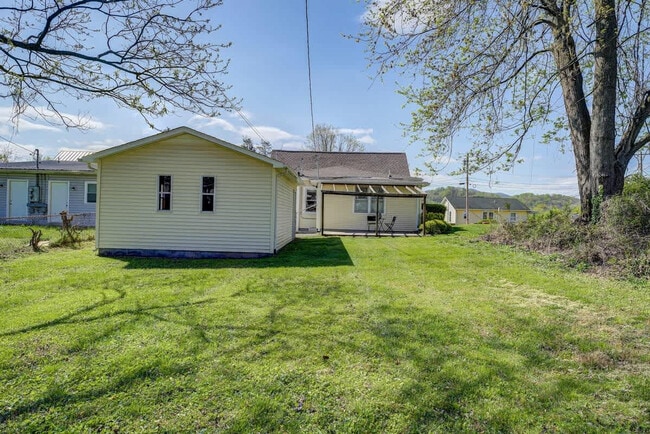 Building Photo - 220 Highland Ave