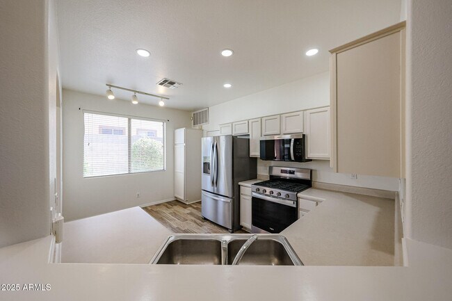 Building Photo - 4112 E Barwick Dr