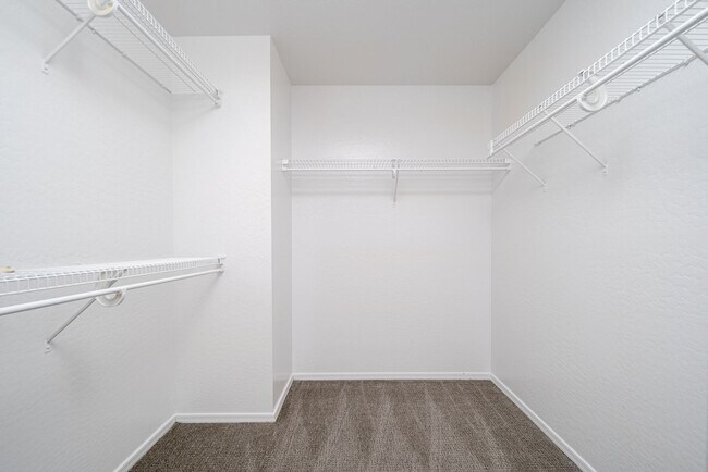 Building Photo - 4 bed, 2.5 bath, 2,251 sqft