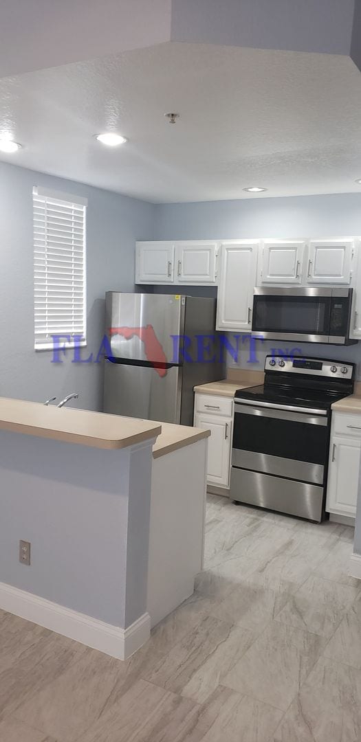 Building Photo - 4 BR / 3 FULL BATH (INCLUDES 2 MASTERS) 2 STORY (NEAR DISNEY!) GATED COMMUNITY WITH COMMUNITY POO...