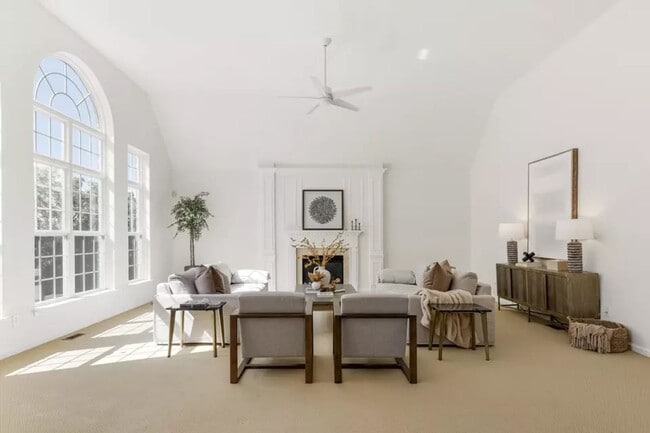 Building Photo - Executive 5BR / 4.5BA Rental In Bellevue