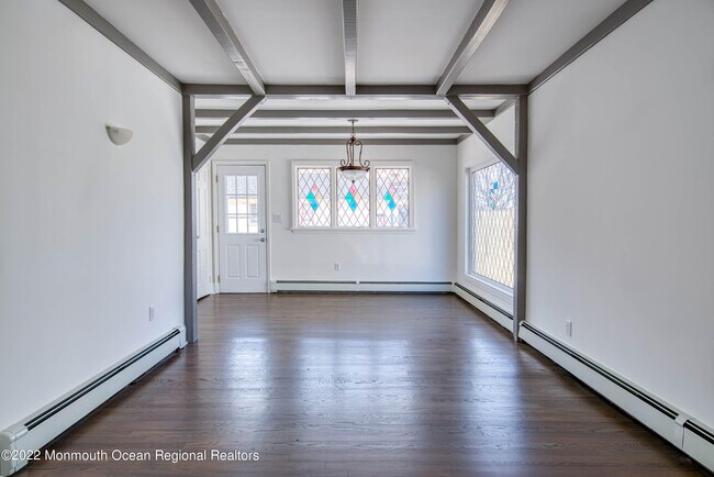Building Photo - 109 E River Rd