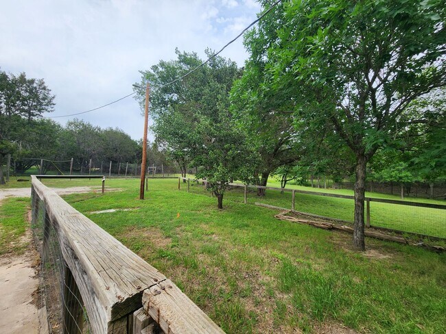 Building Photo - 3/2 Home on 3 acres in West Lampasas