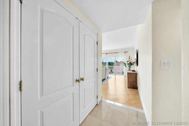 Building Photo - 250 Bradley Pl