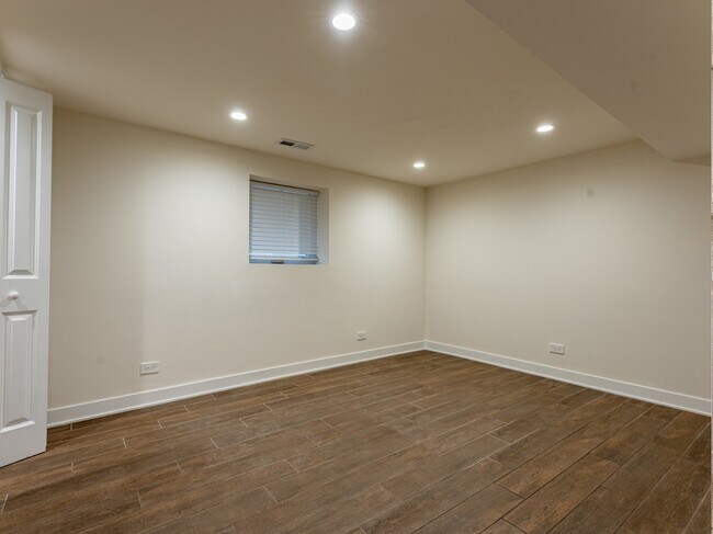 Building Photo - 5117 W Cullom Ave