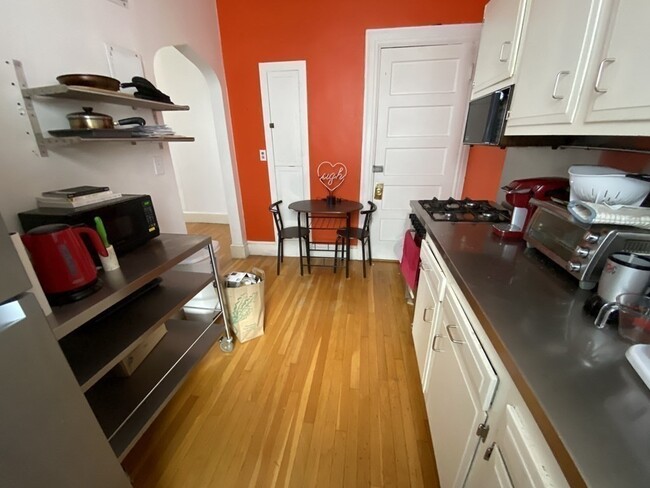 Building Photo - 1060 Beacon St