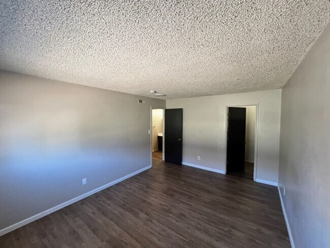 Building Photo - Central Reno Two Bedroom Apartment