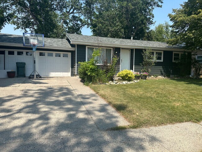 Primary Photo - 5 bedroom 2 1/2 bath home for rent