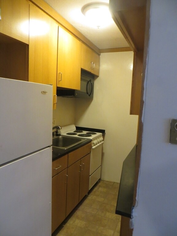 Building Photo - 200 Kelton St