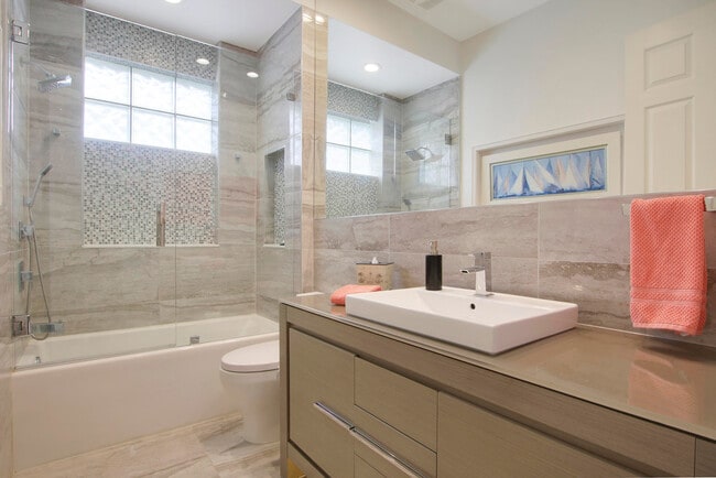 Building Photo - 136 Florence Dr