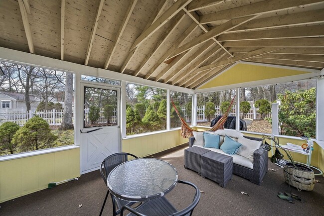 Building Photo - 95 Oriole Rd