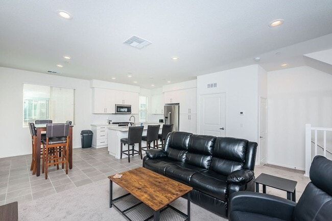 Building Photo - Modern Oceanside Townhome with Resort-Style Amenities