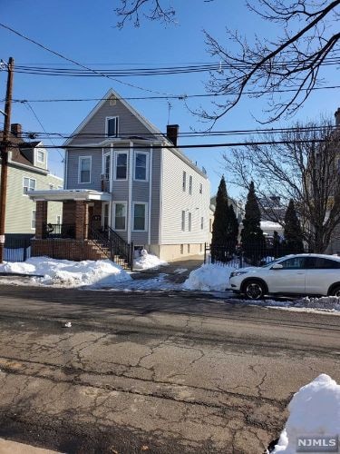 Building Photo - 523 N 5th St