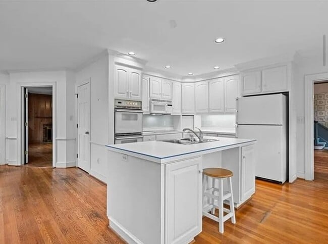 Building Photo - 703 Woodland Dr