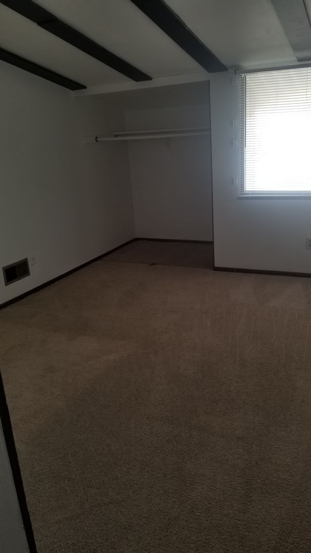 Building Photo - Milwaukee Condo Available Now!