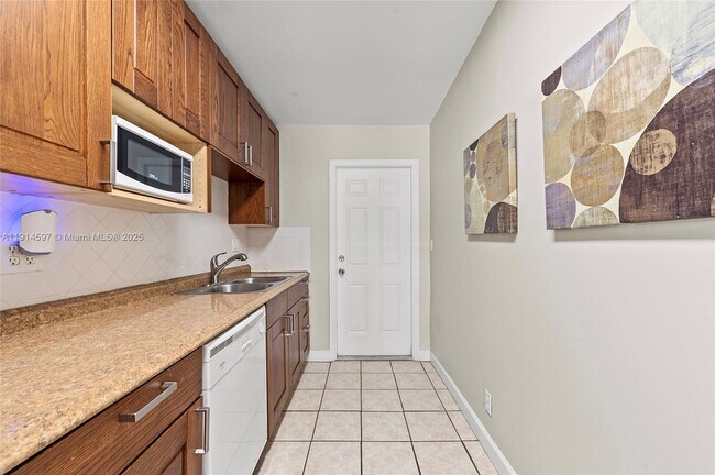 Building Photo - 1125 NE 5th Ave