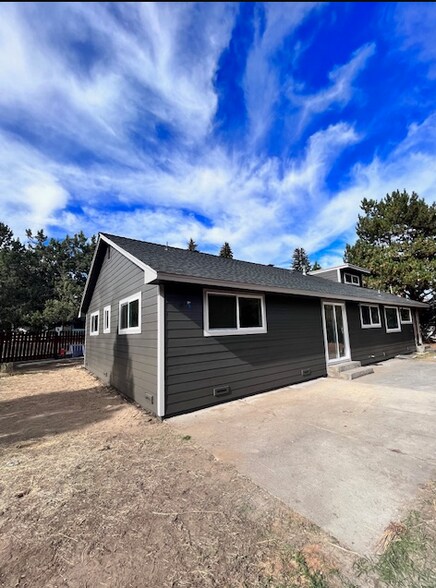 Building Photo - 600 NE 12th St