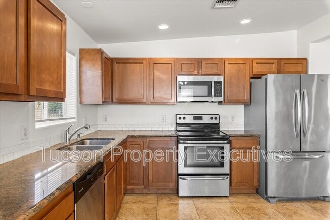 Building Photo - 227 E Waverly St