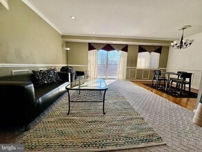 Building Photo - 1637 Oakwood Dr