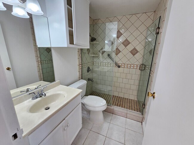 Building Photo - 2 Bed/ 2 Bath, TOP FLOOR CONDO