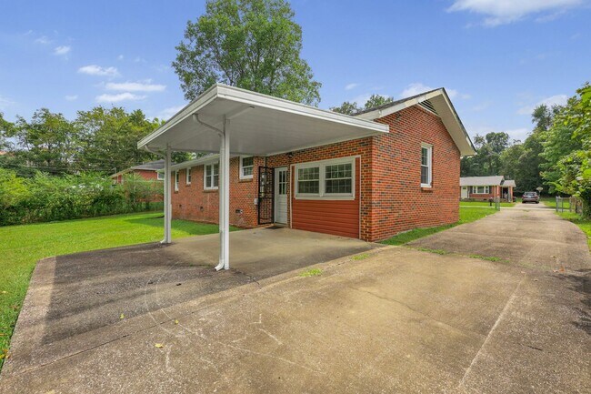 Building Photo - 3 Bedroom 2 Bath Home For Rent Near Downtown!