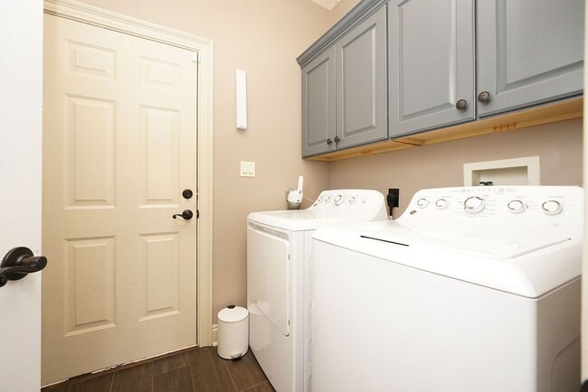 Building Photo - Charming 3-Bedroom Home in Peaceful Cul-de...