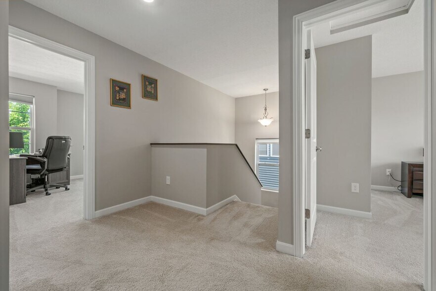 Building Photo - 1033 Quarry Oak Dr
