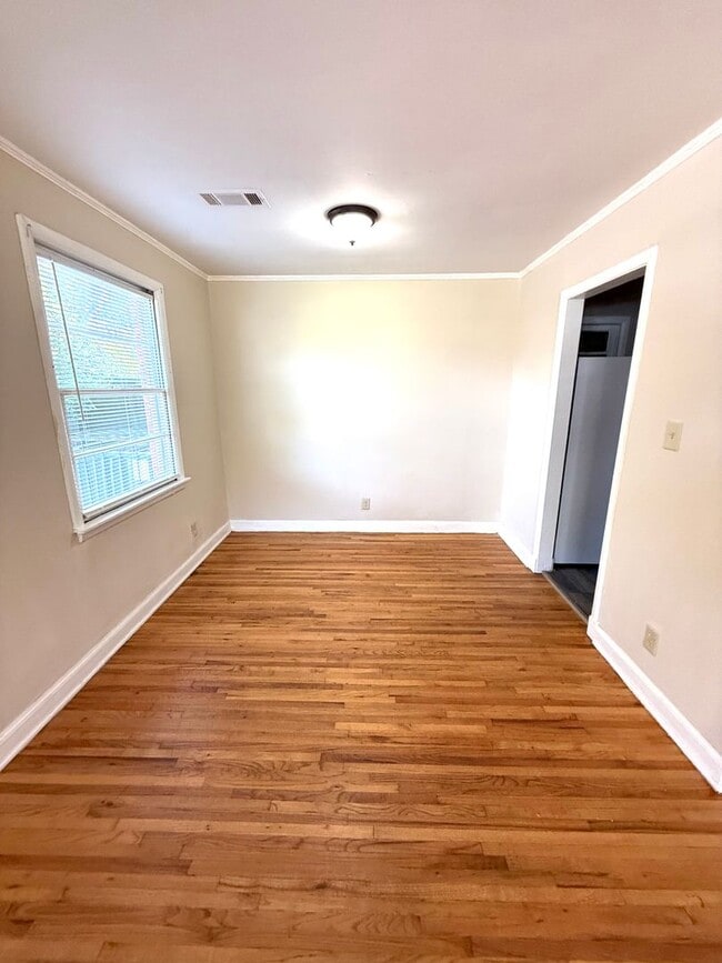 Building Photo - ** 3 bed 1 bath located in Highland Garden...
