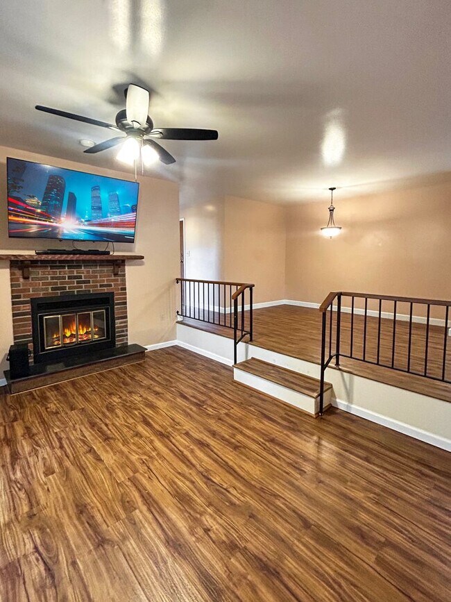 Building Photo - Welcome to this stunning 2-bedroom, 2-bath...