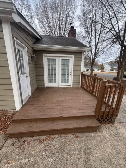 Deck off kitchen for outdoor entertaining - 2428 Birnen Dr