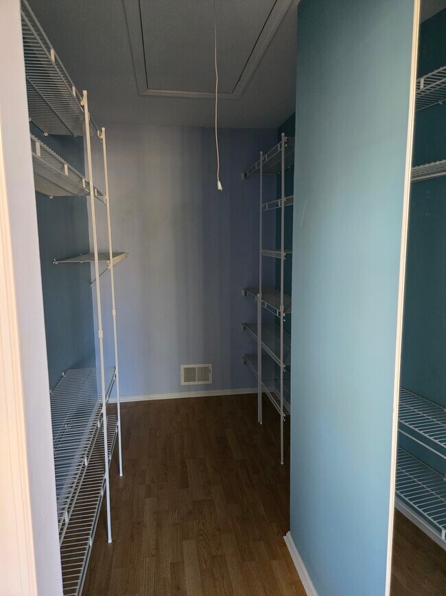 Building Photo - 289 English Pl