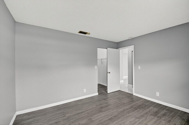 Building Photo - 6282 Wauconda Way W