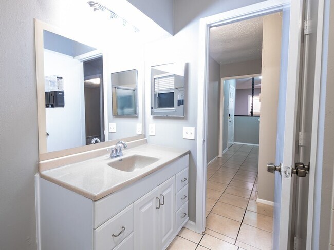 Building Photo - 6542 Bridgegate Dr