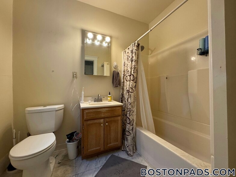 Building Photo - 14 Centre St