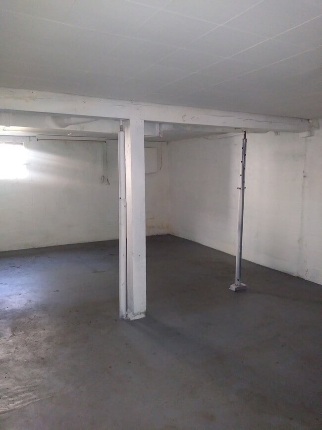 Building Photo - LARGE HOME IN MILLER!