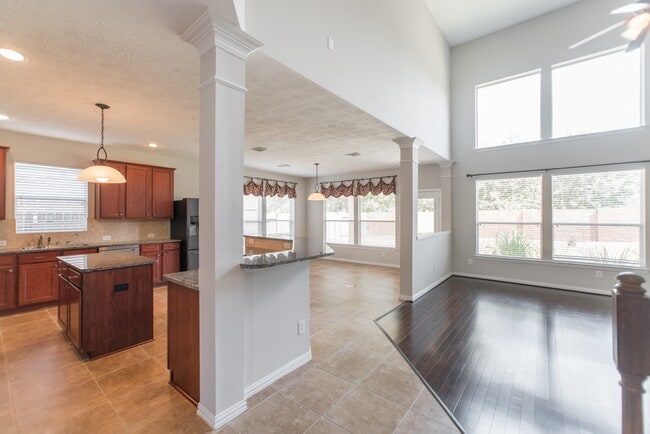 Building Photo - 9402 Empress Crossing Dr