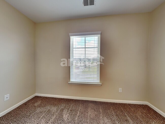 Building Photo - 3 Invierno Lake Dr