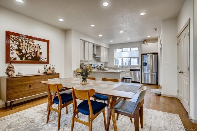 Building Photo - Gorgeous Townhouse in Breathtaking Solterr...