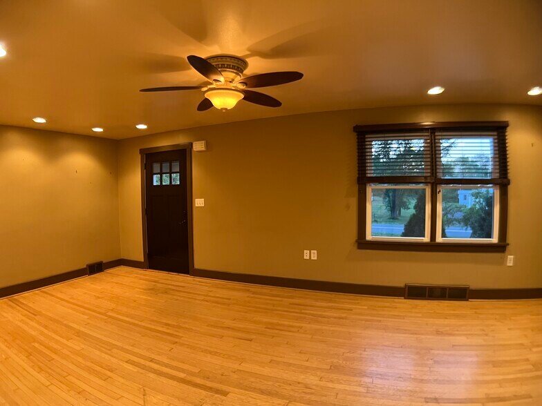 Building Photo - 196 Old Town Rd