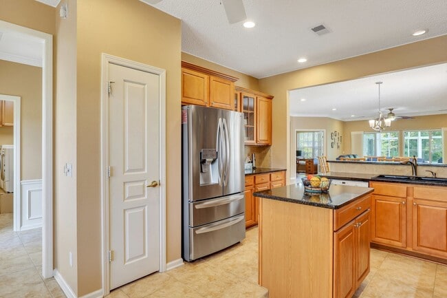 Building Photo - Stunning 2 bedroom, 2 bath in Bluffton