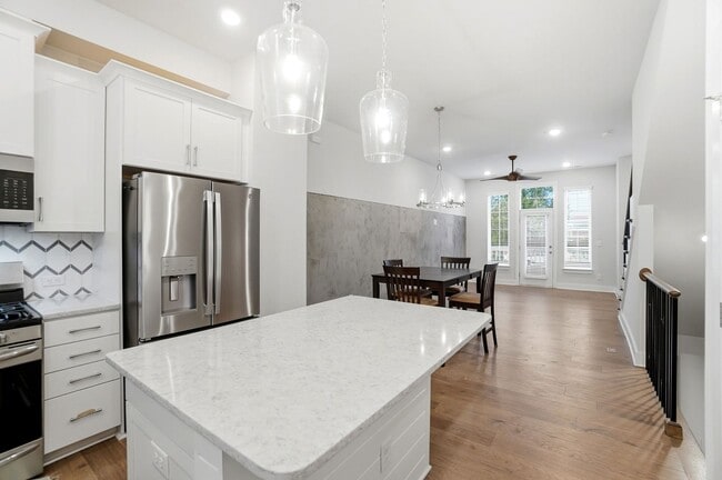 Building Photo - Modern Townhome in the Heart of Plaza Midw...