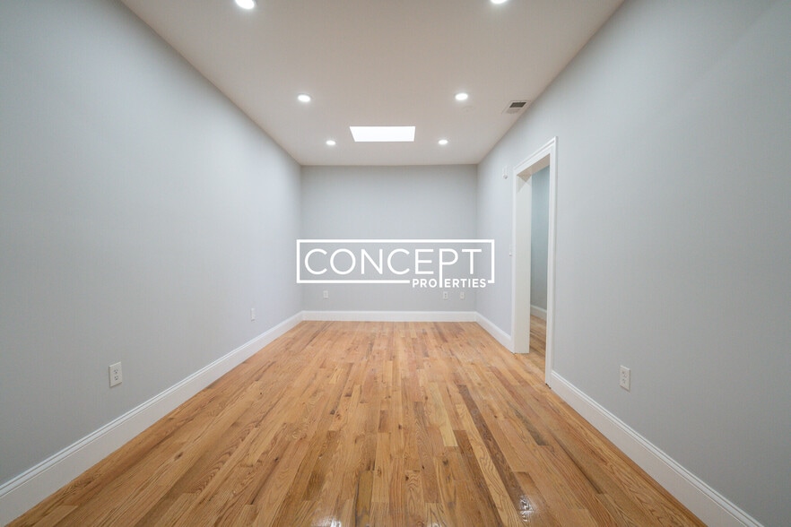 Building Photo - 372 Oxford St