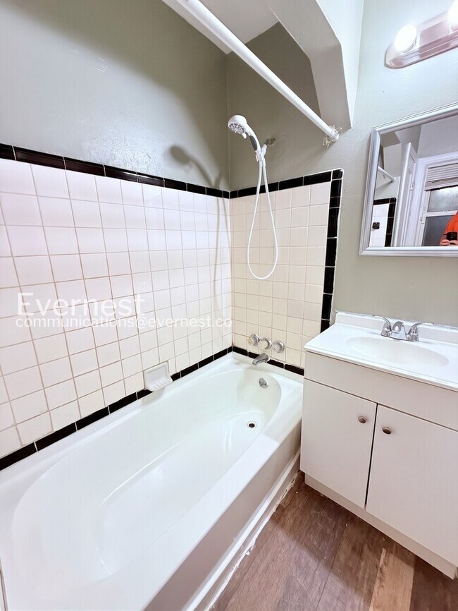 Building Photo - Charming Home with Detached Garage and Basement! | Pet Friendly