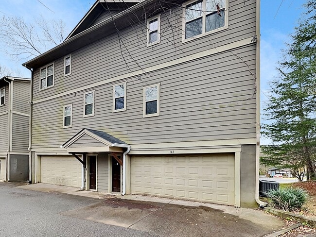 Building Photo - 183 Herring St