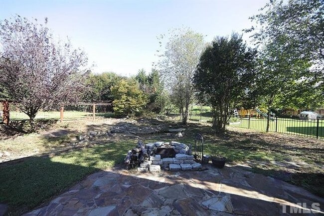 Building Photo - Spacious Home w/ Private Backyard