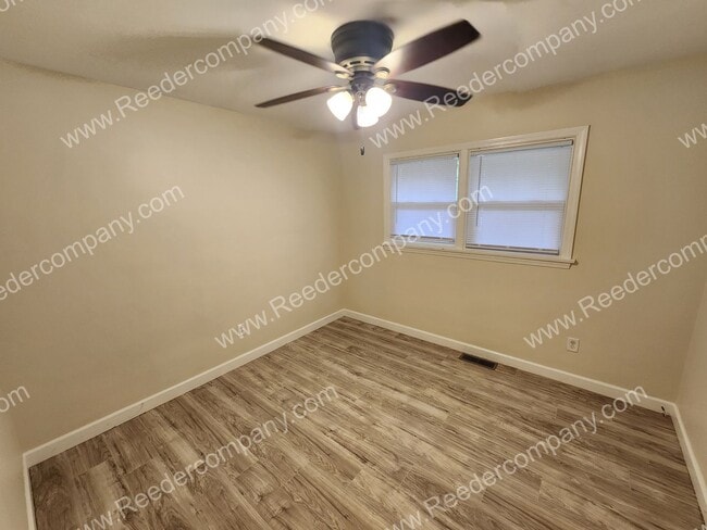 Building Photo - Spacious 3 bedroom 2 bathroom house