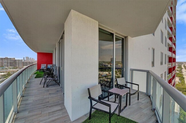 Building Photo - 2600 E Hallandale Beach Blvd