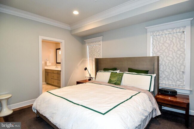 Building Photo - 1540 Levis St NE