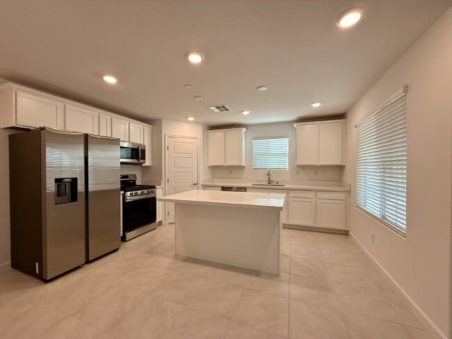 Building Photo - 3 BED 2.5 BATH 2 CAR GARAGE TOWNHOUSE IN CADENCE HENDERSON WITH LOFT