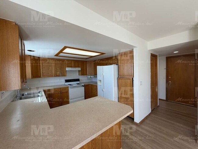 Building Photo - 4400 Vista Dr
